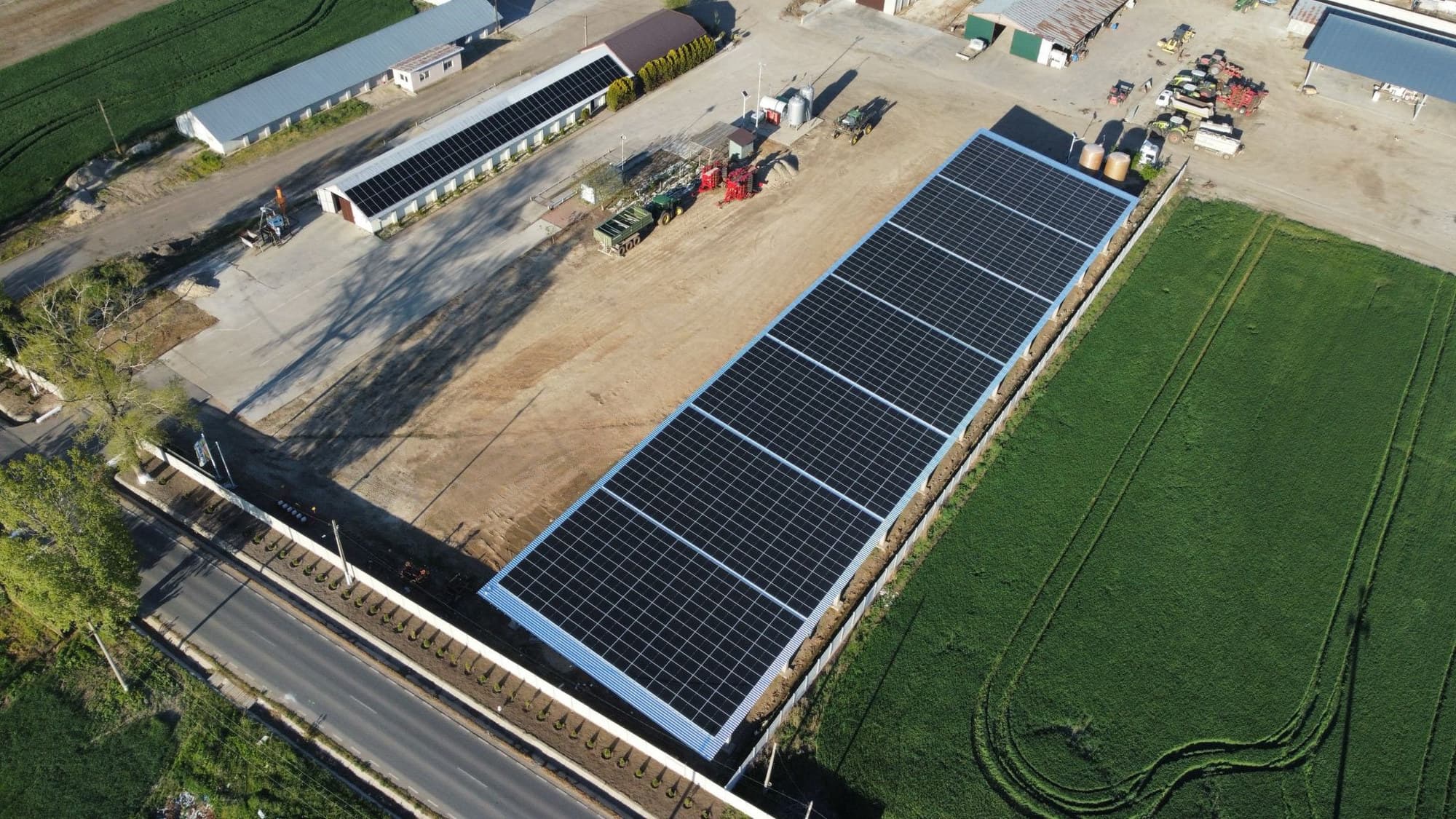 Hală industrială cu instalație fotovoltaică pe acoperiș