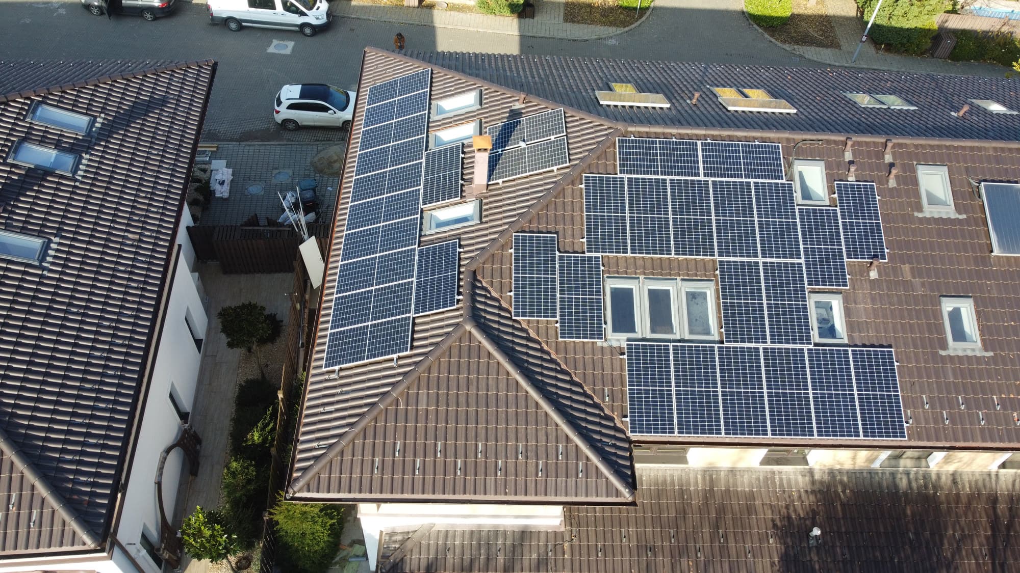 Reședință cu acoperiș din țiglă echipat cu panouri fotovoltaice